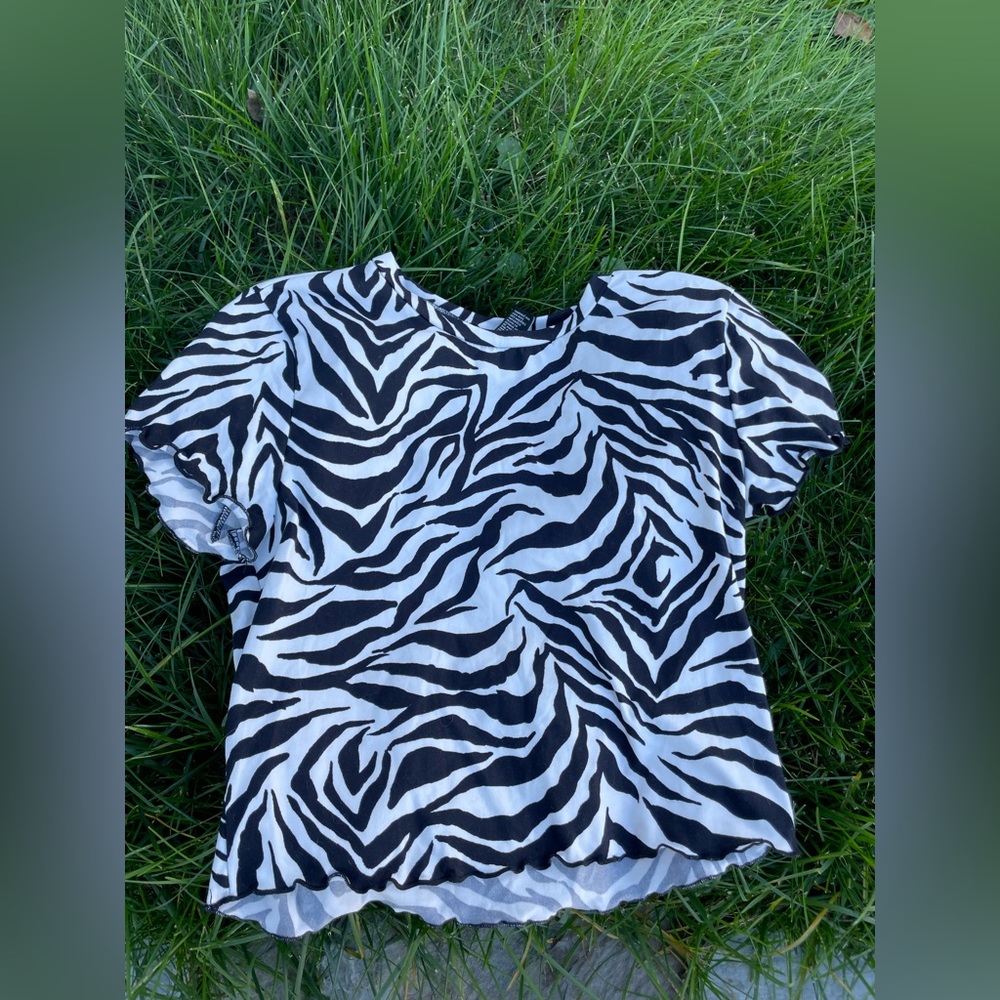 Cute cropped zebra T-shirt